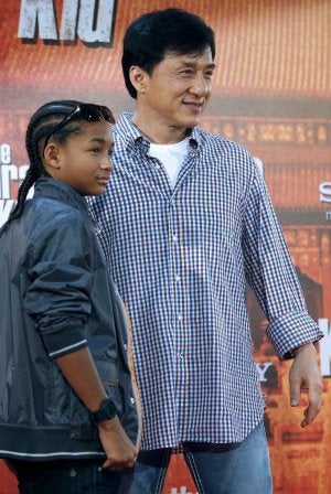 Jaden Smith, junto a Jackie Chan en la presentación. ::
EFE