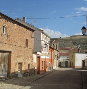 Calle de la localidad vallisoletana de Olmos de Peñafiel con la iglesia al fondo. ::
L. S.