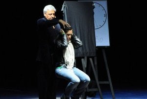 El mentalista Anthony Blake realiza un truco con la ayuda de una espectadora . ::
EL NORTE