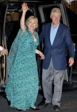 Los Clinton, antes de la recepción del viernes. Algunos habitantes de Rhinebeck bromearon con la boda disfrazándose y otros le dedicaron el escaparate de su negocio. Abajo, el actor Ted Danson y su esposa. ::
AFP, AP Y REUTERS