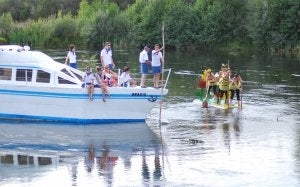 Un grupo de chicas navegan en una balsa de tulipanes, en una anterior edición del descenso. ::
E. P.