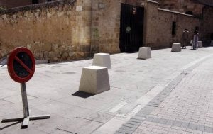 Cubos de hormigón para impedir el aparcamiento