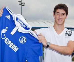 Sergio Escudero muestra su nueva camiseta del Schalke 04.