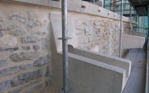 Detalle de una zona de la catedral de Vitoria con la piedra de Campaspero. ::
A. O.