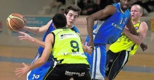Edgar San Epifanio, con el balón, durante un encuentro de la última temporada en la LEB Oro con el Cornellá. ::                             C.B. CORNELLÁ