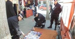 Tres agentes de Policía decomisan copias de cedés a un vendedor callejero. ::
JUAN LEAL
