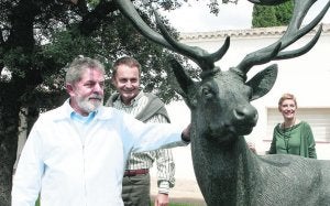 José Luis Rodríguez Zapatero acompaña al presidente de Brasil Lula da Silva durante el encuentro que ambos mantuvieron en la finca toledana de Quintos de Mora. ::
MANUEL H. DE LEÓN/EFE