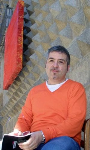 Reguera y una de sus obras en la Casa de los Picos, en 2009. ::
R. B.