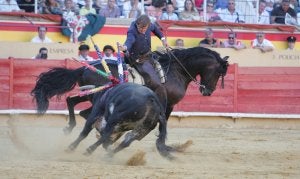 Fermín Bohórquez banderillea con precisión a su segundo toro de la segunda corrida de la feria de San Antolín del pasado año. :: J. RUIZ