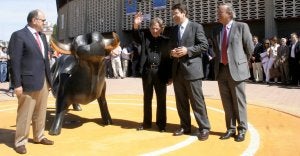 El escultor Pepín Rico saluda ayer a los aficionados palentinos, acompañado por Enrique Martín, Alfonso Fernández Mañueco e Isidoro Fernández Navas. ::                             FOTOS DE VÍCTOR HERRERO
