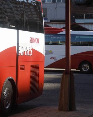 Autobuses de Auto Res, en la estación de Zamora. ::                             R. CASADO