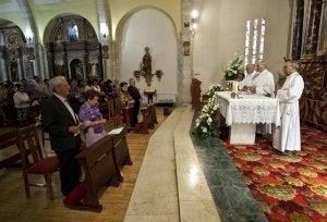 Los hermanos Parrado, en la misa oficiada ayer en Fuensaldaña. ::
MIGUEL ÁNGEL SANTOS