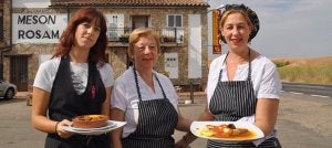 Amaya, María José y Rosa, con el célebre bacalao y un guiso de carne de su cocina de Montamarta. ::
ARGI