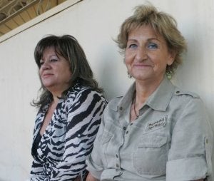 A la derecha, la madre de Manolo Sánchez, Cristina Moro, con su amiga Teresa Moneo.