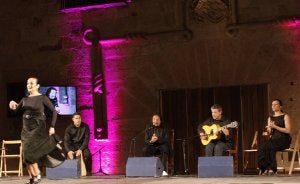 Momento de la actuación de Carmen Ledesma y Alicia Almeida, ayer, en la plaza de Santa Lucía. ::
R. CASADO