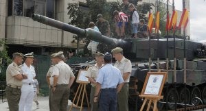 Mandos militares junto a uno de los tanques que se pueden ver en la Feria de Muestras este año. ::                             HENAR SASTRE