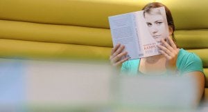 Una mujer observa uno de los ejemplares de la autobiografía de Natascha Kampusch titulada '3.096 días' en una librería de Viena. ::
H. F.-EFE