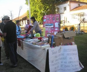 Puesto del mercadillo solidario en Benavente, durante una de las ediciones anteriores. ::
EVA PONTE