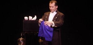 Uno de los ilusionistas que actuó ayer en la gala de las Jornadas Internacionales de Magia, en el Teatro Principal.  ::
R.CASADO
