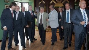 De izquierda a derecha, Carlos Martínez Mínguez, Luis Enrique Clemente Cubillas, Julio Fermoso, Lucas Hernández, de Caja Duero; Zenón Jiménez-Ridruejo, Santos Llamas y Juan Elicio Fierro, de Caja España, junto con Isaías García Monge y Juan Antonio Martín Mesonero, vicepresidente y vocal en el consejo de Caja Duero, respectivamente. ::
MERCHE DE LA FUENTE