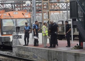 Los agentes, junto al cuerpo, en la estación Campo Grande. ::                             R. G.
