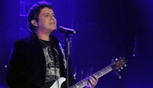 Alejandro Sanz, en un momento de su actuación el pasado mayo        en la Feria de Muestras de Valladolid. ::                             EL NORTE