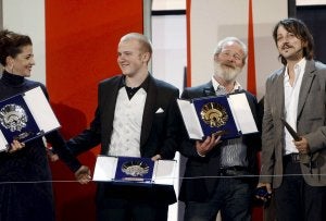 Nora Navas (Mejor actriz), Connor McCarron (Actor), Peter Mullan (Concha de Oro) y Diego Luna (Horizontes). ::                             J. ETXEZARRETA.