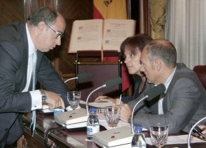 Enrique Martín conversa con Jesús Guerrero, antes del Pleno de ayer. ::
VÍCTOR HERRERO