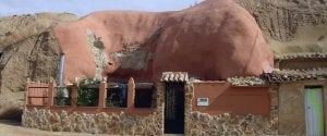 Casas-cueva en Aguilar, hoy transformadas en peñas y merenderos. ::                             LORENA SANCHO