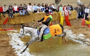 El ganador de la prueba, Jhon Eric Clemente, efectúa un salto con su caballo. ::
FRAN JIMÉNEZ