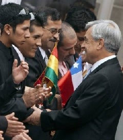 Piñera saluda a los mineros rescatados, en La Moneda. ::
IAN SALAS-EFE