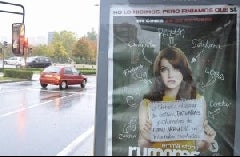 Cartel de la película 'Rumores y mentiras' en una marquesina de Juan de Austria. ::                             ALBERTO BARREDA