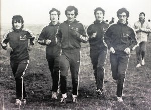 De izquierda a derecha, José Haro, Manuel Fernández Bernabé, Mariano Haro, Santiago de la Parte, Cándido Alario y, al fondo, Gerardo Cisneros, en el calentamiento  previo al Campeonato de Europa de Cros por clubes en la localidad belga de Arlon en 1975, que ganó el equipo Educación y Descanso de Palencia. ::
EL NORTE