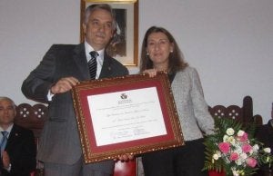 Artemio Domínguez entrega la placa a María Victoria San José.::
L. S.