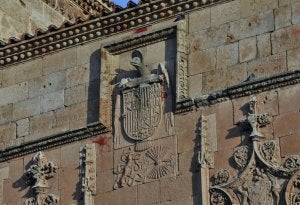 Manchas de pintura en el escudo del Palacio de los Abarca. ::                             M. BARROSO