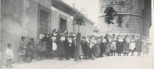 Numerosas madres acuden con sus hijos a La Gota de Leche, junto a la Puerta de San Andrés, hacia 1920. ::
ARCHIVO DE LA DIPUTACIÓN PROVINCIAL DE SEGOVIA