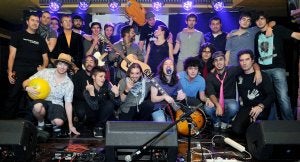 Todos los grupos participantes posan en una divertida foto tras finalizar el concierto en la Sala Porta Caeli de Valladolid. ::                             RICARDO OTAZO