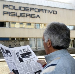 José Luis Alonso Pestaña, concejal de Deportes en 1985, observa El Norte del día de la inauguración del Pisuerga. Foto y vídeo: Antonio Quintero