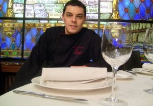 Roberto Terradillos posa en el restaurante El Vallés, de la población burgalesa de Briviesca, en el que trabaja. ::
EL NORTE