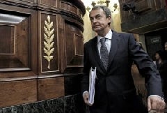 Zapatero se dirige a la tribuna durante el pleno extraordinario del Congreso de ayer. ::
JUANJO MARTÍN-EFE