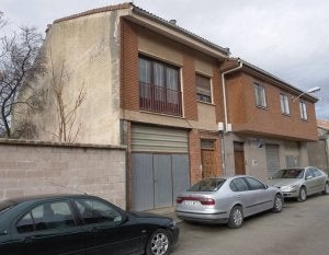Edificio propiedad de los empresarios, a la izquierda, en el que pretenden instalar el tanatorio. ::                             A. O.