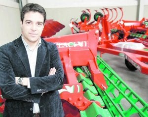 Jorge Calvo posa ante el nuevo modelo de la grada rápida de discos, en sus instalaciones del polígono de Venta de Baños. ::
VÍCTOR HERRERO