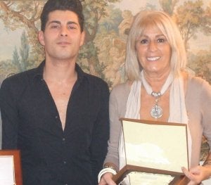 Sicilia, con la placa entregada por la asociación. ::
EL NORTE