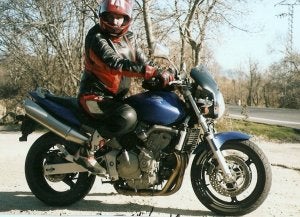 Vicente Arderíus posa con su flamante moto.