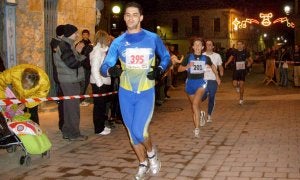 Atletas participantes en el recorrido de la San Silvestre de Astudillo. ::
EL NORTE