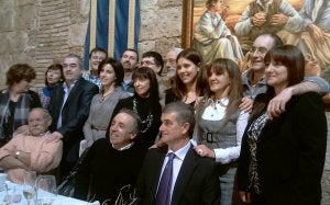 Domiciano Ríos, sentado a la derecha, junto a un grupo de trabajadores y guías de La Olmeda,  en la comida de despedida que le ofrecieron la semana pasada por su jubilación. ::                             GONZALO ALCALDE