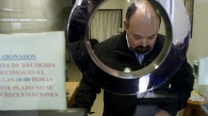 Sergio Asurmendi, lotero de la administración burgalesa que devolvió el segundo premio. ::                             S. OTERO-EFE