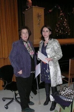 Isabel Mico posa junto a la concejala Ana María Asenjo. ::
EL NORTE