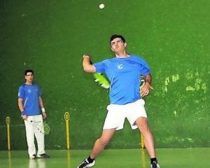 Peñate golpea la pelota en presencia de Frías, ayer. ::
VÍCTOR HERRERO