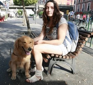 Una invidente denuncia al Clínico por denegar el acceso de su perro